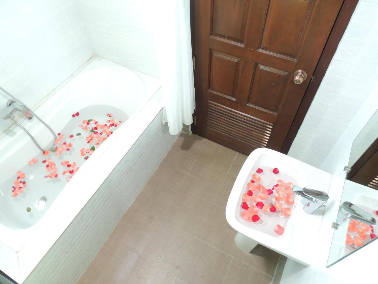 Hotel San Taw Win Pathein Esterno foto